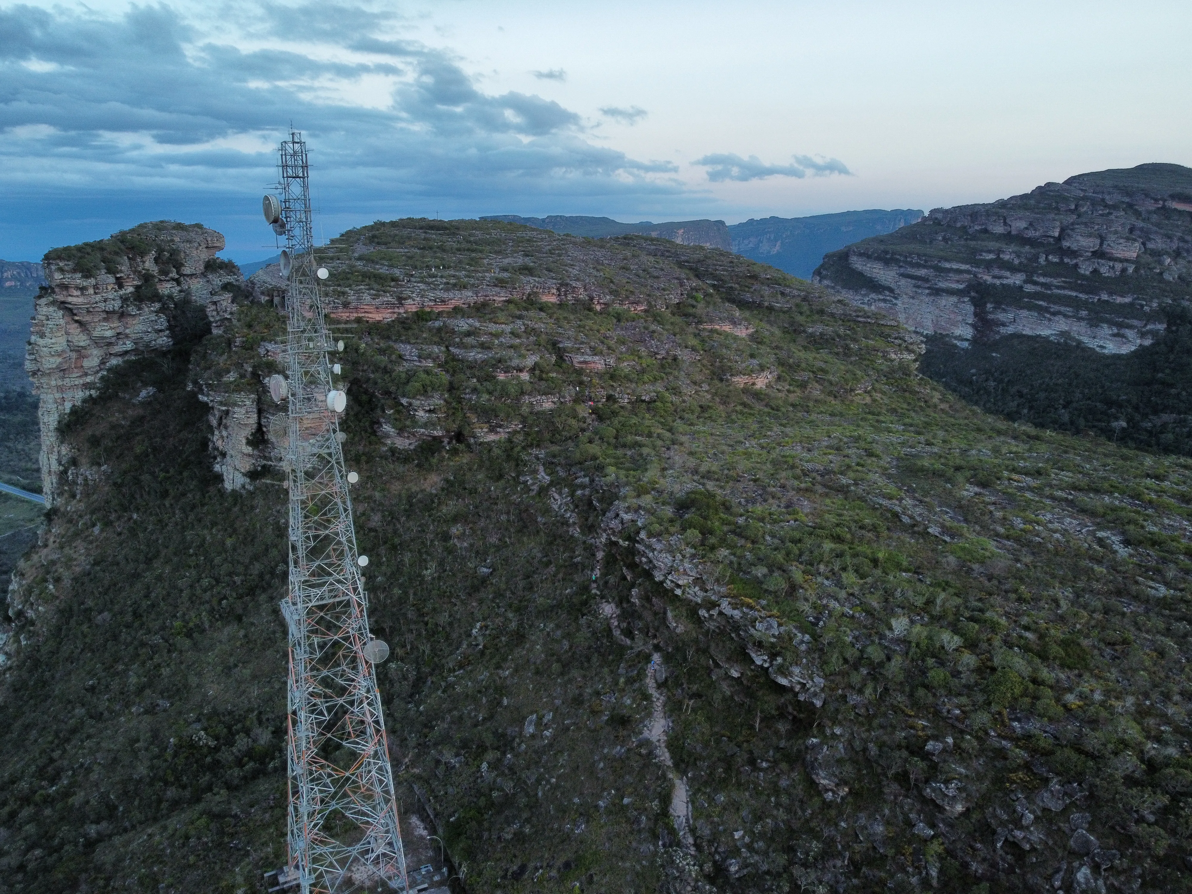 Drohnenblick auf das Plateau des Morro do Pai Inácio mit Funkmast unter Wolken