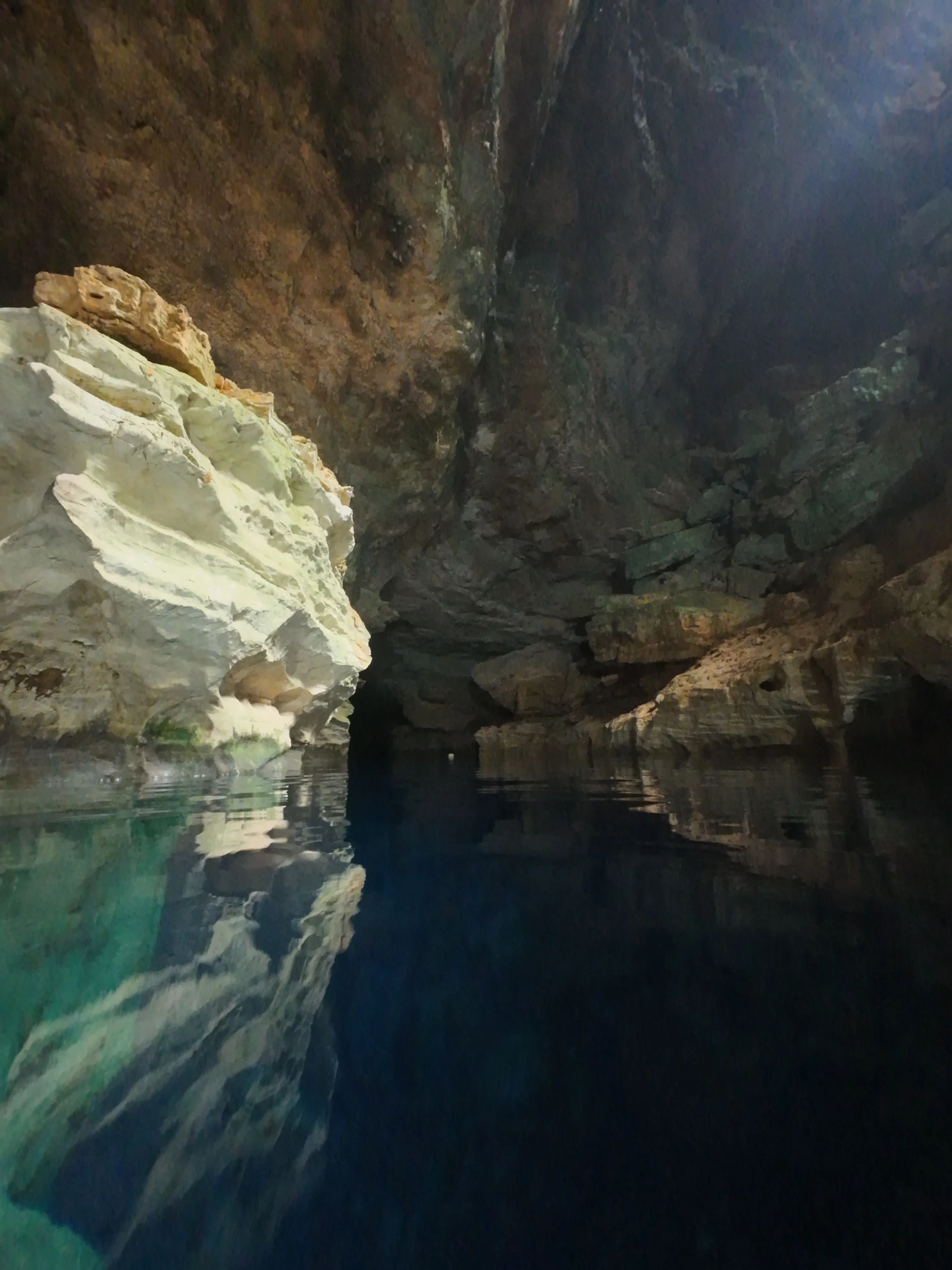 Höhle des Poço Azul mit türkisblauem Wasser und einfallendem Licht