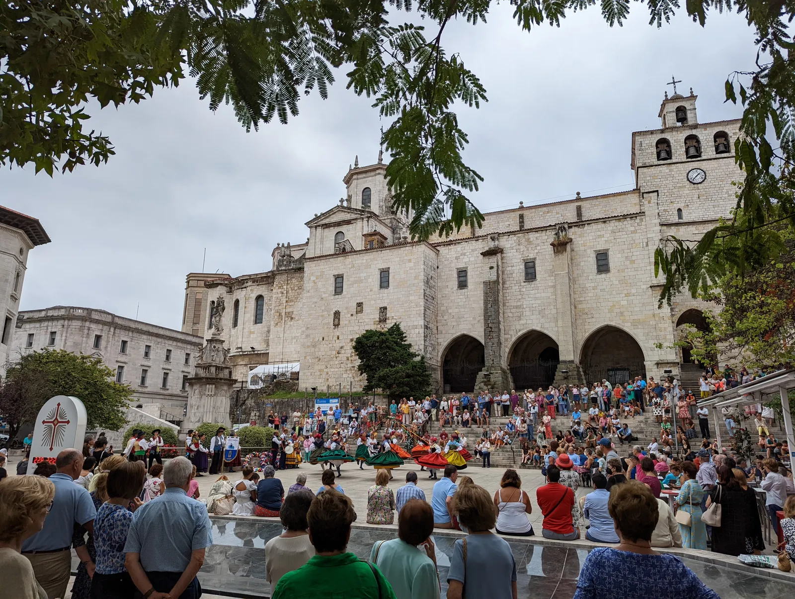 Traditionelle Tanzgruppe in Santander